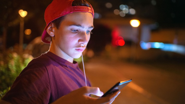 Jugendliche zwischen 16 und 18 Jahren sind der Geldspielwerbung stark ausgesetzt