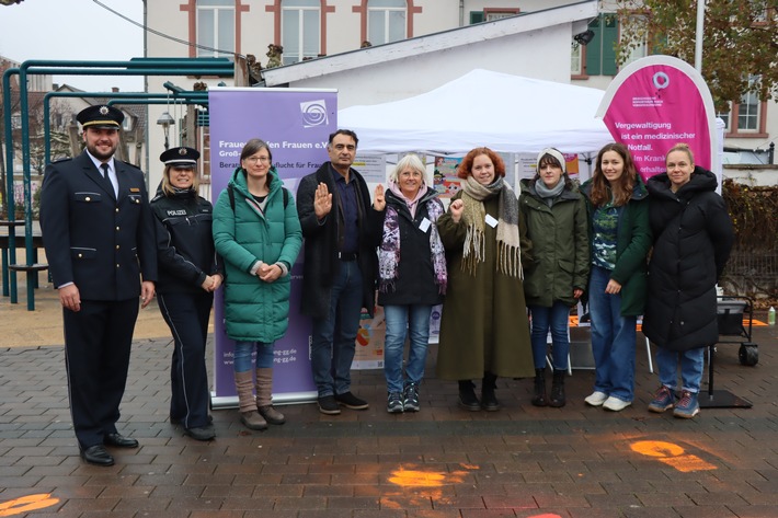 POL-DA: Groß-Gerau: Internationaler Tag gegen Gewalt an Frauen und Mädchen/Aktion "Ein Schuhabdruck - ein Femizid" auf dem Marktplatz