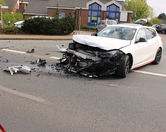 POL-MI: BMW bei Unfall stark beschädigt