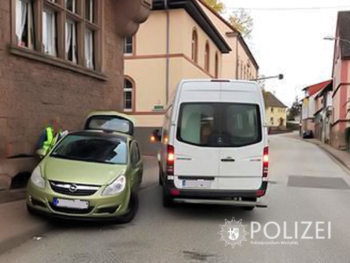 POL-PPWP: Sprinter schiebt Pkw gegen Hauswand