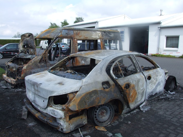 POL-CUX: Autos in Brand gesetzt: Versicherer setzt 500 Euro Belohnung aus (Foto) + Einbruch in Loxstedt