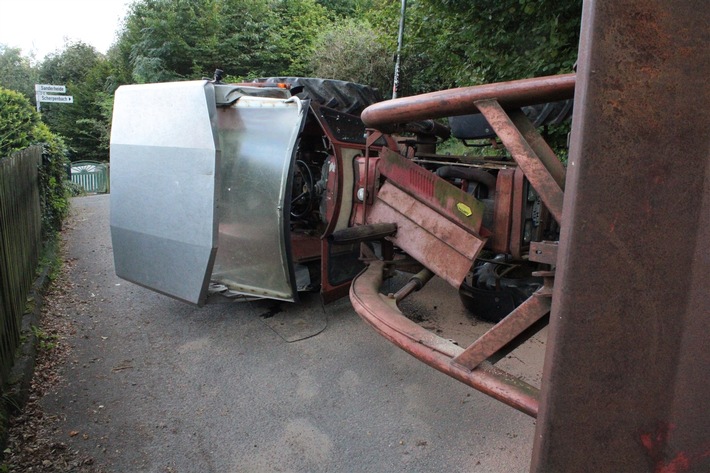 POL-RBK: Bergisch Gladbach - Traktor im Kurvenbereich auf die Seite gekippt - Fahrer schwerverletzt