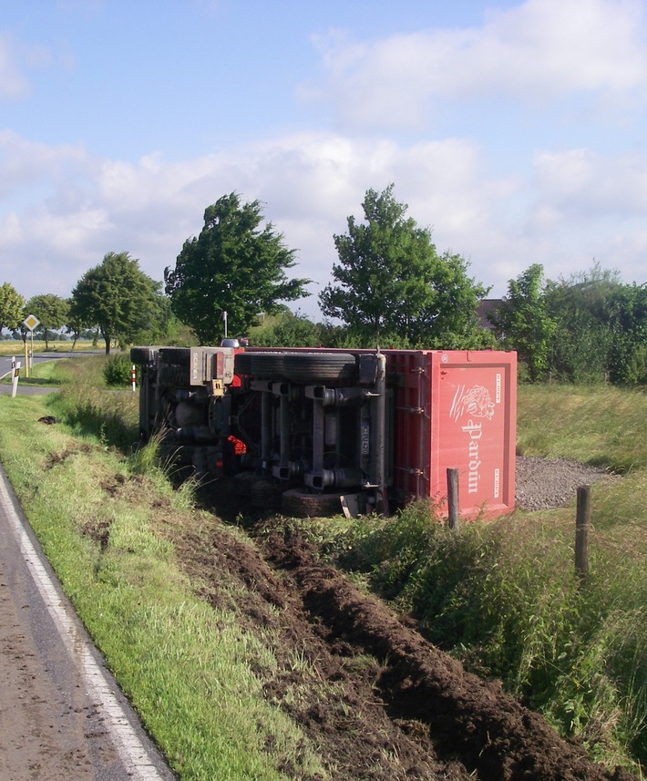 POL-DN: Sattelzugmaschine in Böschung gestürzt