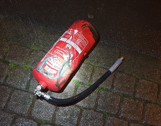 POL-GM: 260720-585: Feuerlöscher auf der Straße - zwei Autos können nicht mehr ausweichen