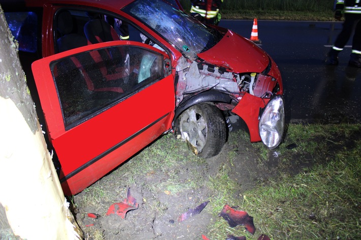 POL-MI: Autofahrer erleidet lebensgefährliche Verletzungen