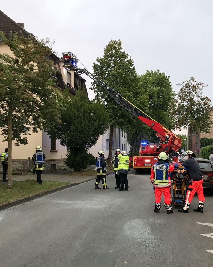 FW-DT: Zwei Blitzeinschläge am Sonntagabend - eine leicht verletzte Frau