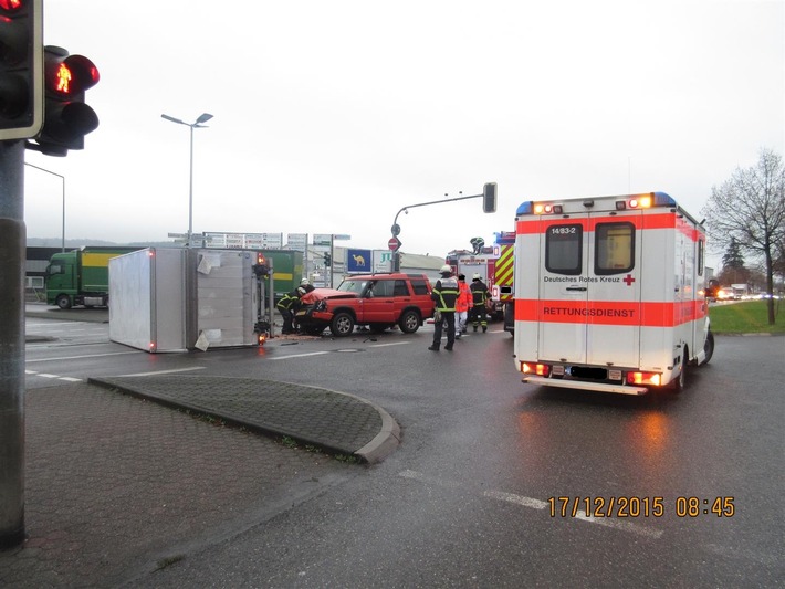 POL-PPTR: Lieferwagen stürzt um - zwei leichtverletzte Personen sind die Bilanz eines Verkehrsunfalles in der Luxemburger Straße