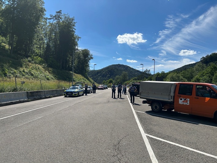 POL-PDLD: B10/Rinnthal - Großkontrolle im Bereich der B10