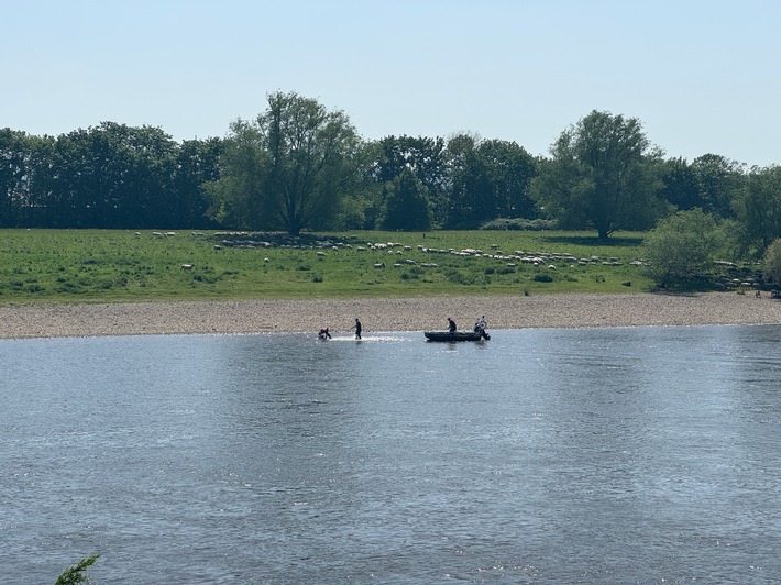 FW Dresden: Personenrettung aus der Elbe