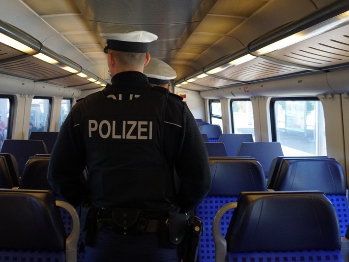 Bundespolizeidirektion München: Betrunkener belästigt und nötigt Fahrgäste im Zug/ Bundespolizei sucht nach Geschädigten und Zeugen