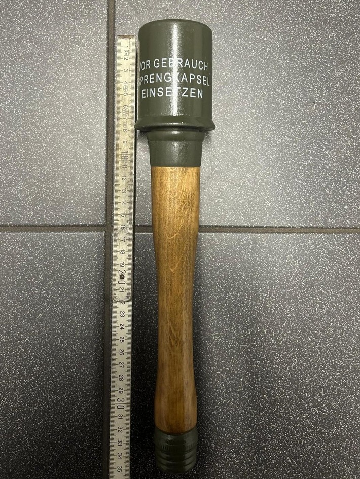 POL-SE: Henstedt-Ulzburg - Polizeieinsatz am Autohof: Bedrohung mit vermeintlicher Stielhandgranate