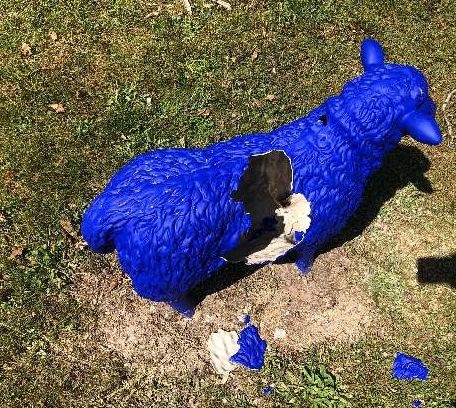POL-OS: Georgsmarienhütte: Blaue Schafskulpturen zum dritten Mal beschädigt - Zeugen gesucht