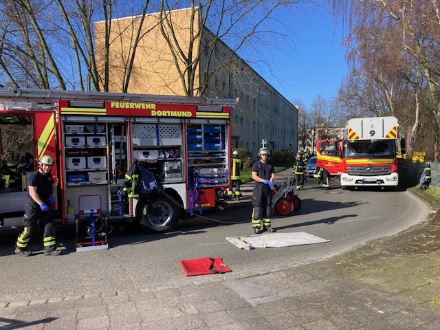 FW-DO: Feuer in Dortmund Mengede /Ausgedehnter Zimmerbrand in einem Mehrfamilienhaus