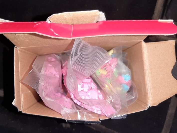 BPOL-BadBentheim: Karton voller Ecstasy-Tabletten / Drogen im Wert von rund 8.000 Euro beschlagnahmt