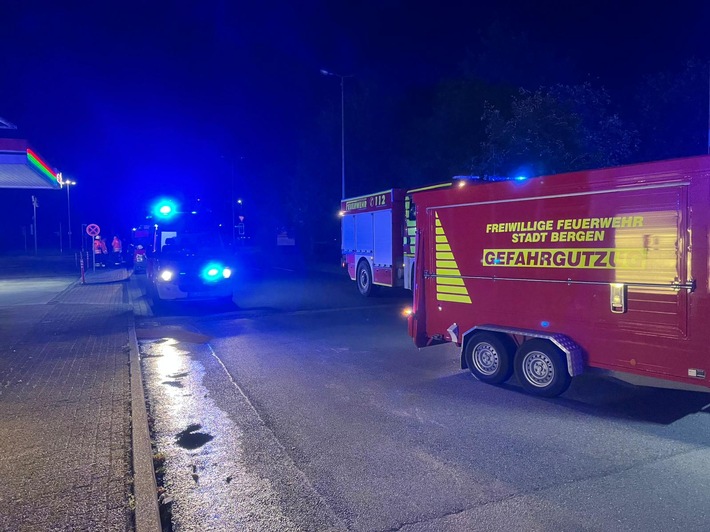 FFW Bergen: Austritt einer großen Dieselmenge nach Kollision mit Laterne