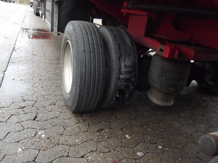 POL-CUX: Sattelzüge mit defekten Reifen und deutlich überladen auf der A 27 gestoppt