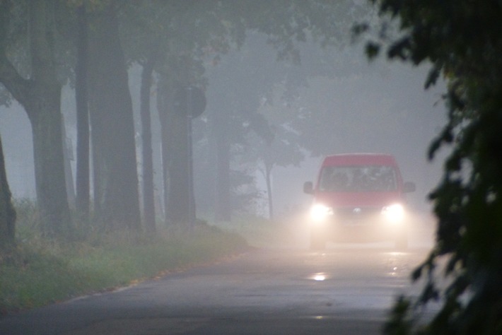 Nichts zu sehen! / Witterungsbedingte Herbstgefahren auf der Straße