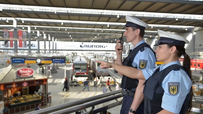 Bundespolizeidirektion München: Zivilcourage am Hauptbahnhof: Stark alkoholisierte 21-Jährige tickt aus