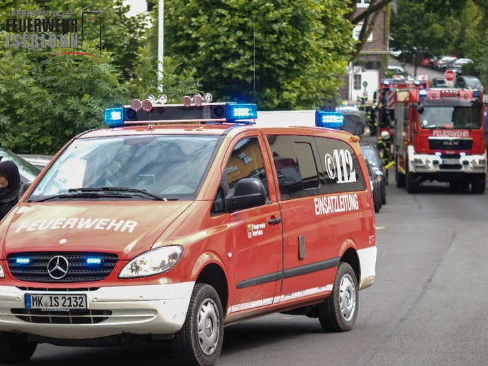 FW-MK: Brennender Sperrmüll beschädigt Hausfassade
