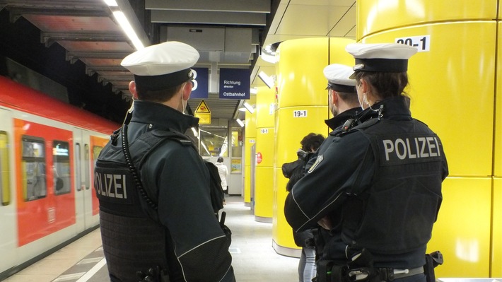Bundespolizeidirektion München: Maskenverweigerer geht auf Reisende los / Münchner zeigt Zivilcourage