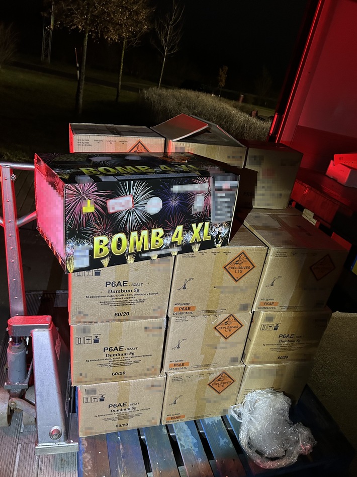 HZA-DD: Zoll Dresden stellt explosive Ladung sicher / 340 Kilogramm Pyrotechnik auf dem Weg durch Deutschland