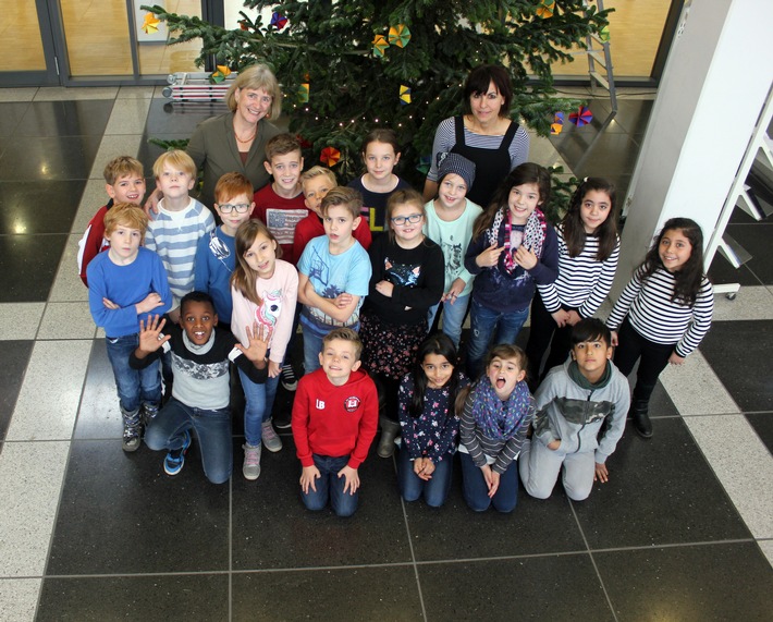 POL-BN: Grundschulkinder schmücken Weihnachtsbaum im Polizeipräsidium Bonn