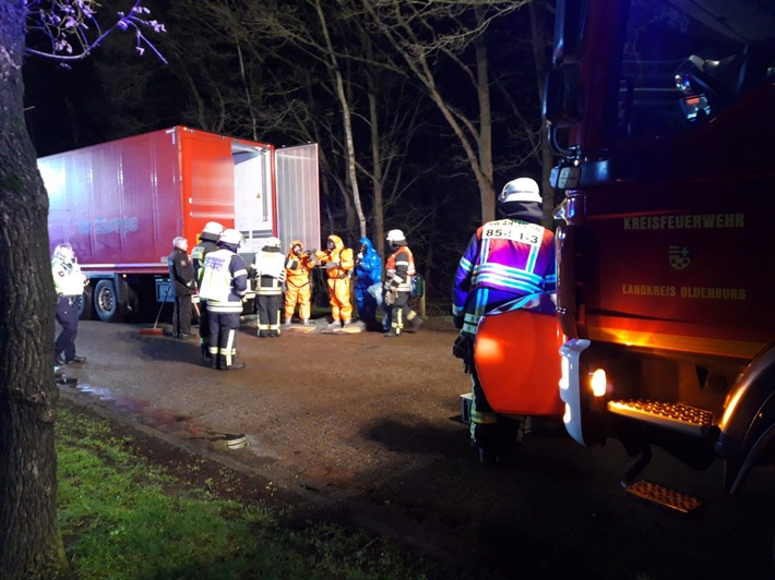 POL-DEL: Autobahnpolizei Ahlhorn: Kontrolle eines mit Gefahrgut beladenen Sattelzugs zieht Feuerwehreinsatz im Bereich der Anschlussstelle Wildeshausen-West nach sich