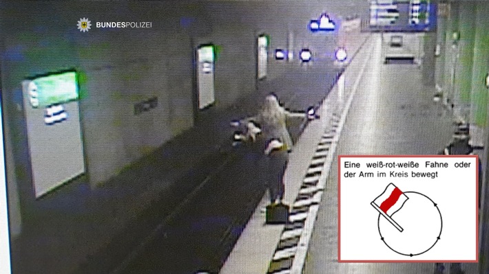 Bundespolizeidirektion München: Sturz ins Gleis - Couragierte Hilfe:
Schweizer nimmt den falschen Weg - statt mit der Rolltreppe nach oben zu fahren biegt er ab und stürzt nach unten ins Gleisbett