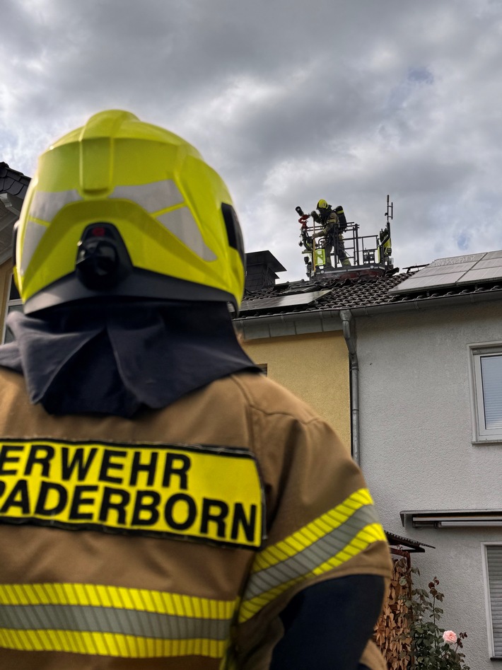 FW Paderborn: Gemeldeter Entstehungsbrand im Bereich des Daches einer Doppelhaushälfte