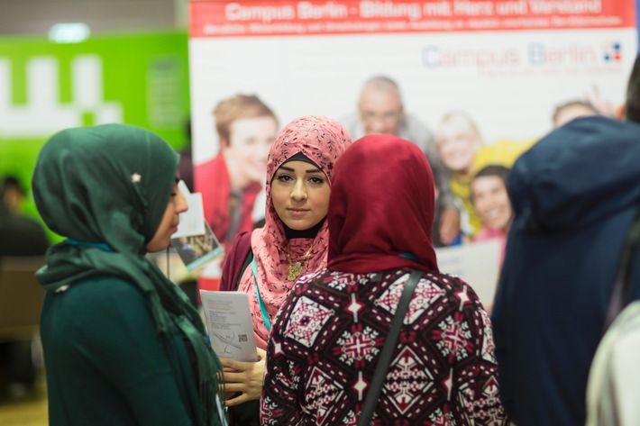 Ein Zeichen für Integration: Berufsmesse für Geflüchtete / Großer Zuspruch: Mit 4.200 Teilnehmern ist die &quot;Jobbörse für Geflüchtete und Migranten&quot; am 25. Januar im Estrel Berlin bereits ausgebucht