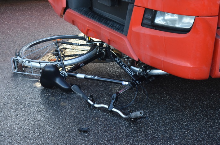POL-MG: Gefährlicher LKW-Abbiegeunfall - Radfahrer leicht verletzt