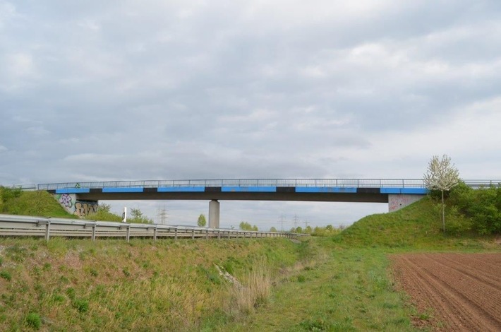 POL-MA: Plankstadt/Schwetzingen/Rhein-Neckar-Kreis: Geländerbrüstungen auf Brücke blau/schwarz beschmiert - Zeugen und eventuelle Geschädigte gesucht