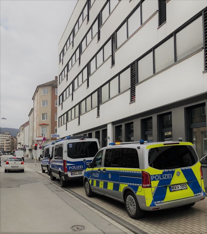 POL-HA: Präsenz- und Kontrolleinsatz in den Hagener Schwerpunktbereichen - Zahlreiche Personen sowie Fahrzeuge kontrolliert und Verstöße geahndet