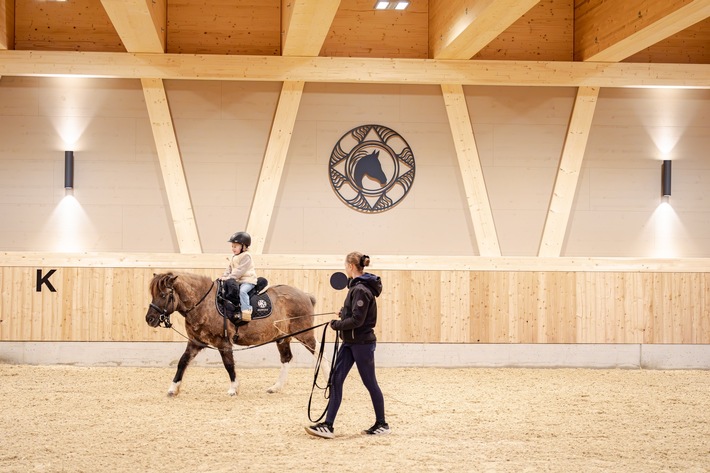 Neues Hofgut auf der «Sonnenalp»: Wo Kinderträume auf Pferderücken Wirklichkeit werden