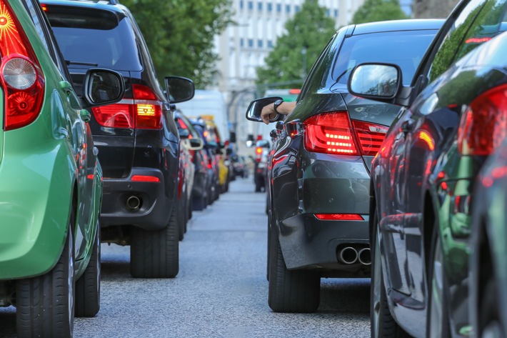 Autofahren in der Stadt bleibt Herausforderung / Rücksichtslose Verkehrsteilnehmer und Parkplatznot sorgen bei Mehrheit der Autofahrer für Frust