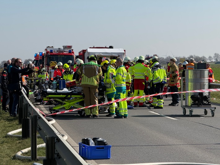 FW Gangelt: Hilfe ohne Grenzen: Erfolgreiche Großübung "EMREX" in Gangelt - 700 Retter aus drei Nationen trainieren Ernstfall