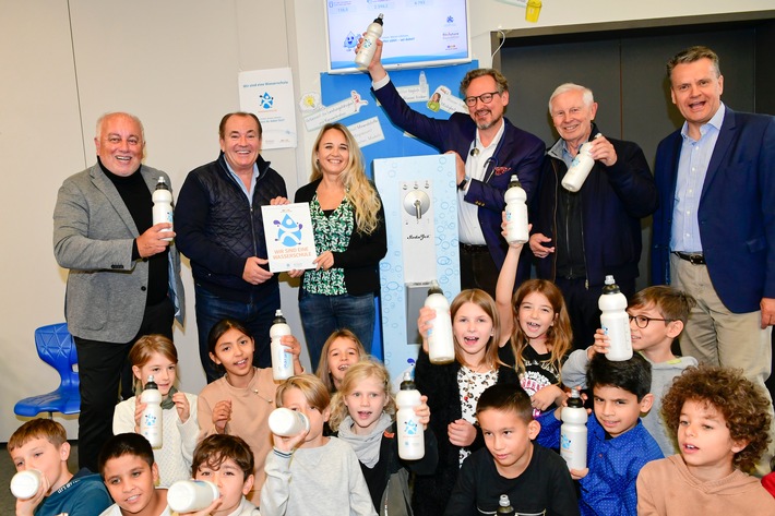 Autor und Arzt Dr. Eckart von Hirschhausen und TV Moderator Wolfram Kons eröffneten die erste Wasserschule in München