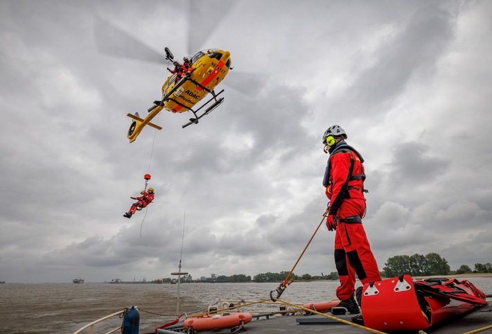 Hamburger ADAC Luftrettung trainiert Windenmanöver