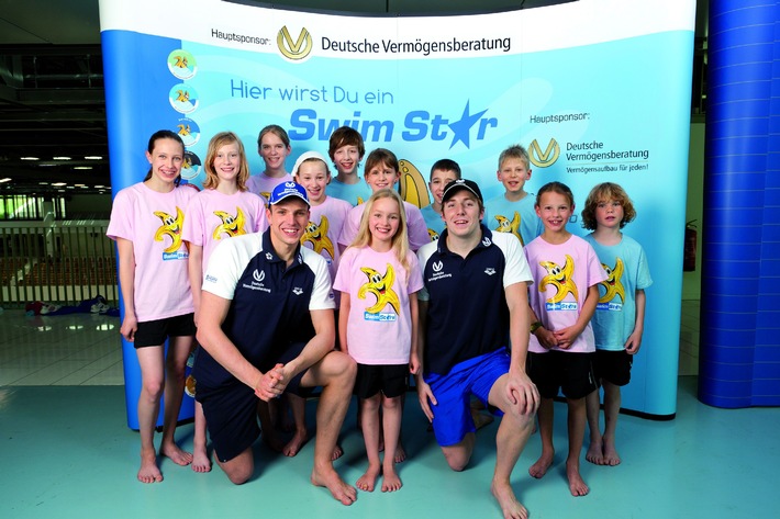 Deutsche Vermögensberatung (DVAG) fördert Schwimmlernprogramm: Zwei erfolgreiche Jahre &quot;SwimStars&quot; - positive Bilanz für Teilnehmer und Organisatoren (BILD)