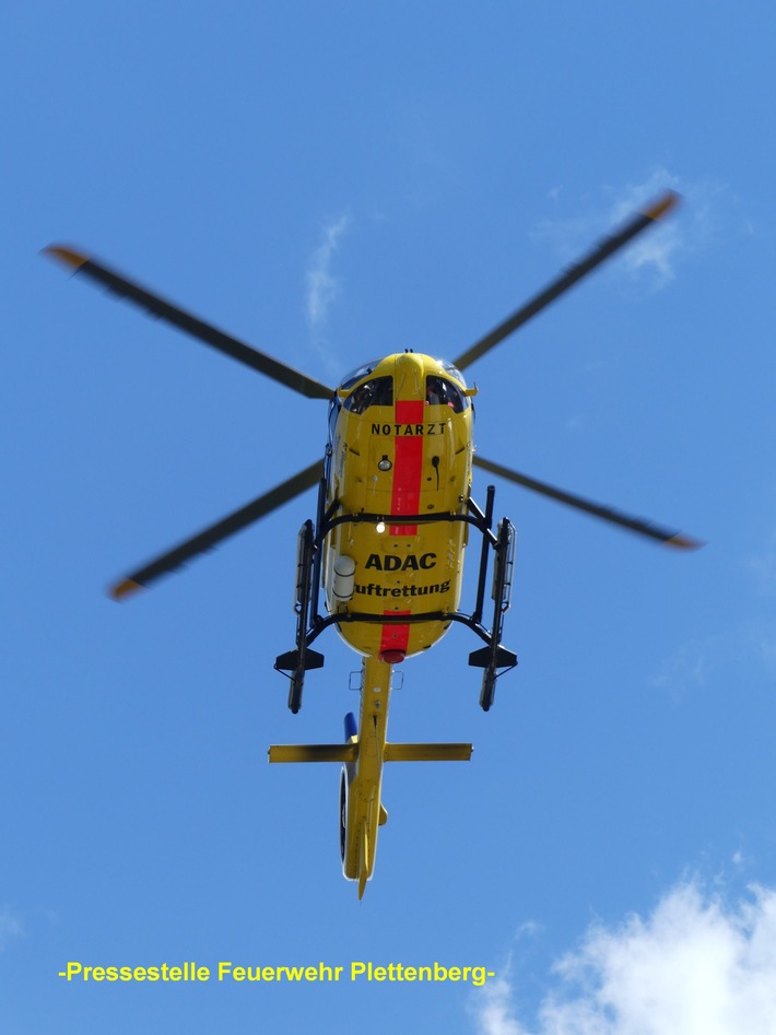 FW-PL: Plettenberg. Absicherung Hubschrauberlandung, Notfalltüröffnung, gelöschter Brand in Industriebetrieb, verdächtige Rauchentwicklung