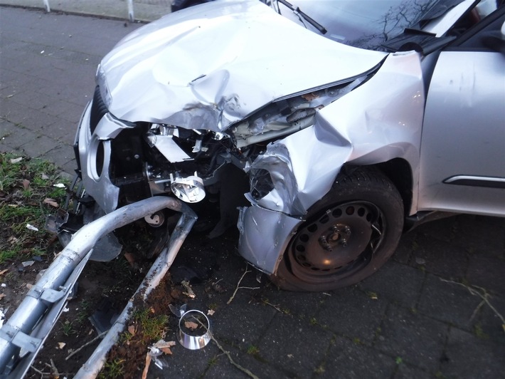 POL-DN: Mit Verkehrszeichen und Baum zusammengestoßen