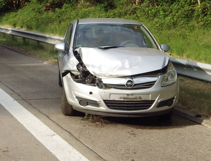 POL-CUX: Zwei Verkehrsunfälle auf der Autobahn (Lichtbild in der Anlage)