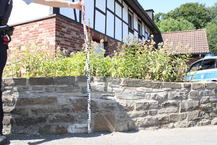 POL-RBK: Bergisch Gladbach - Mauer beim Vorbeifahren beschädigt - Zeugenaufruf nach Verkehrsunfallflucht