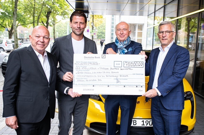 Porsche-Zentrum-Geschäftsführer Michael Thelen (li.) und Udo Krollmann (2.v.re.) übergeben den Spendenscheck für die Flutopferhilfe an Hagens Oberbürgermeister Erik O. Schulz (re). Ex-BVB-Torhüter Roman Weidenfeller unterstützt die Aktion zugunsten der Betroffenen. / Weiterer Text über ots und www.presseportal.de/nr/159129 / Die Verwendung dieses Bildes ist für redaktionelle Zwecke unter Beachtung ggf. genannter Nutzungsbedingungen honorarfrei. Veröffentlichung bitte mit Bildrechte-Hinweis.