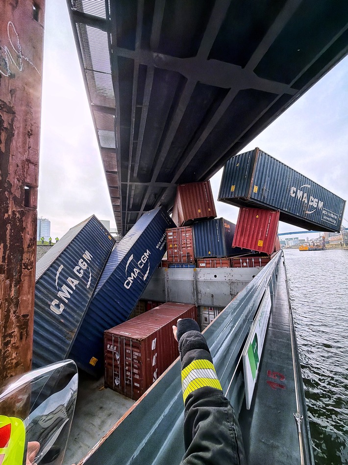 FW-NE: Containerschiff kollidiert mit Brücke | Container stürzen ins Wasser