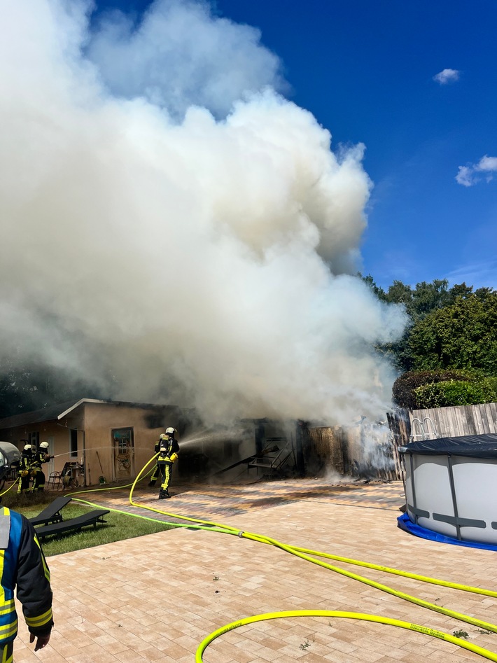 FW-BO: Gartenlaubenbrand in Hofstede verursacht weit sichtbare Rauchsäule