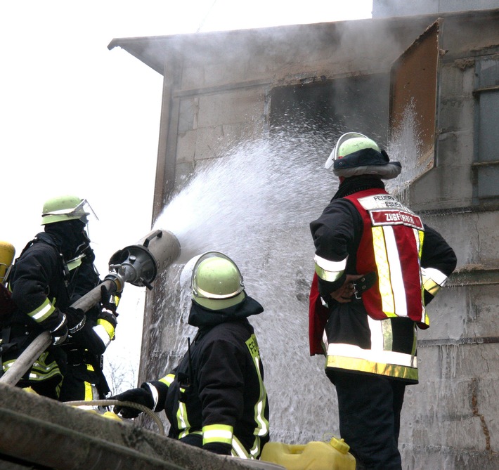 FW-E: Feuer im Spänebunker einer Schreinerei