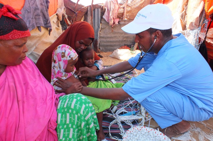 Hungersnot: Die SOS-Kinderdörfer sind seit 1983 in Somalia aktiv und unterstützen Kinder und Familien mit kurz- und langfristigen Mitteln: "SOS verdoppelt aktuell seine lebensrettenden Maßnahmen, um das Leben der am stärksten gefährdeten - vor allem Kinder und Frauen - in Somalia zu retten," berichtet Abdikadir Dakane, Leiter der SOS-Kinderdörfer in Somalia. Unter anderem erhalten akut Betroffene Wasser, Nahrungs- und Hygienemittel sowie medizinische Versorgung. Sie bieten Kindern Schutz, Schulbildung sowie psychosoziale Hilfe. Eine SOS-Klinik in Mogadischu ist speziell auf die medizinischen Bedürfnisse von Schwangeren, Müttern und Kindern ausgerichtet. / Weiterer Text über ots und www.presseportal.de/nr/1658 / Die Verwendung dieses Bildes ist für redaktionelle Zwecke unter Beachtung ggf. genannter Nutzungsbedingungen honorarfrei. Veröffentlichung bitte mit Bildrechte-Hinweis.