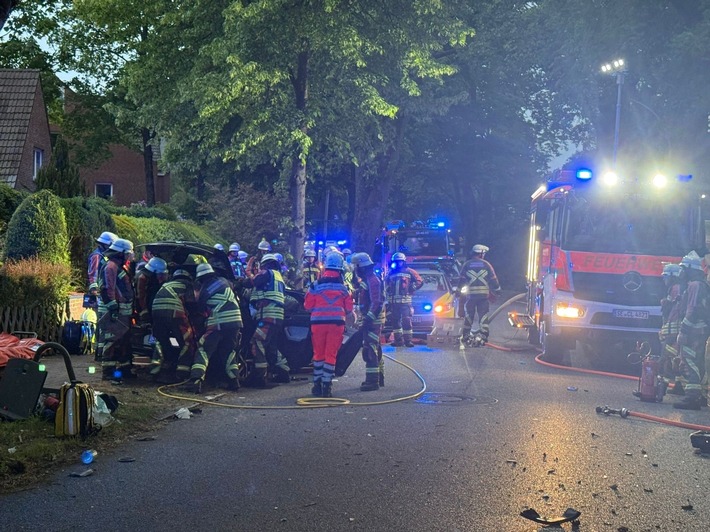 FW Norderstedt: Gefahrstoffeinsatz und Verkehrsunfall fordern die Feuerwehr Norderstedt am Mittwochabend