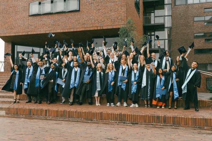 Fliegende Hüte und hüpfende Herzen: Hochschule Bremerhaven verabschiedet 185 erfolgreiche Absolvent:innen